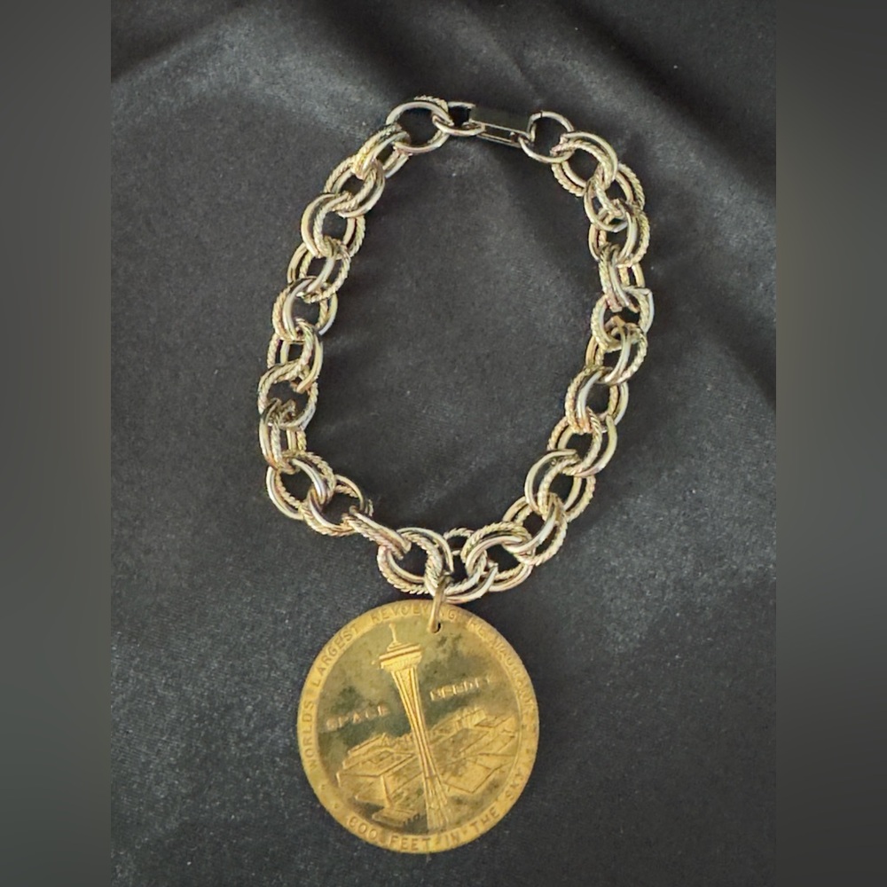 COLLECTOR 1962 World’s Fair Medallion on gold toned bracelet